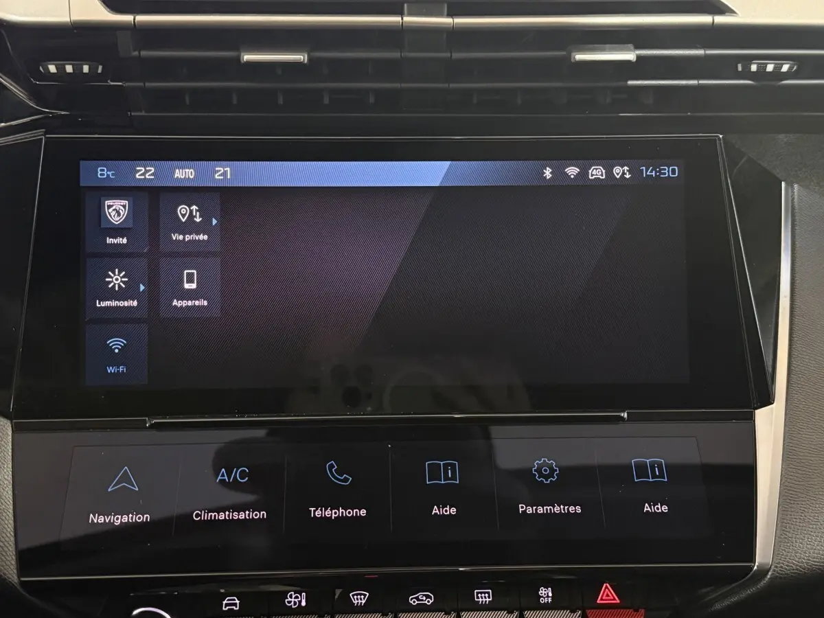 Écran tactile central de la Peugeot 308 PureTech 130 bleu, affichant les options de navigation et climatisation.
