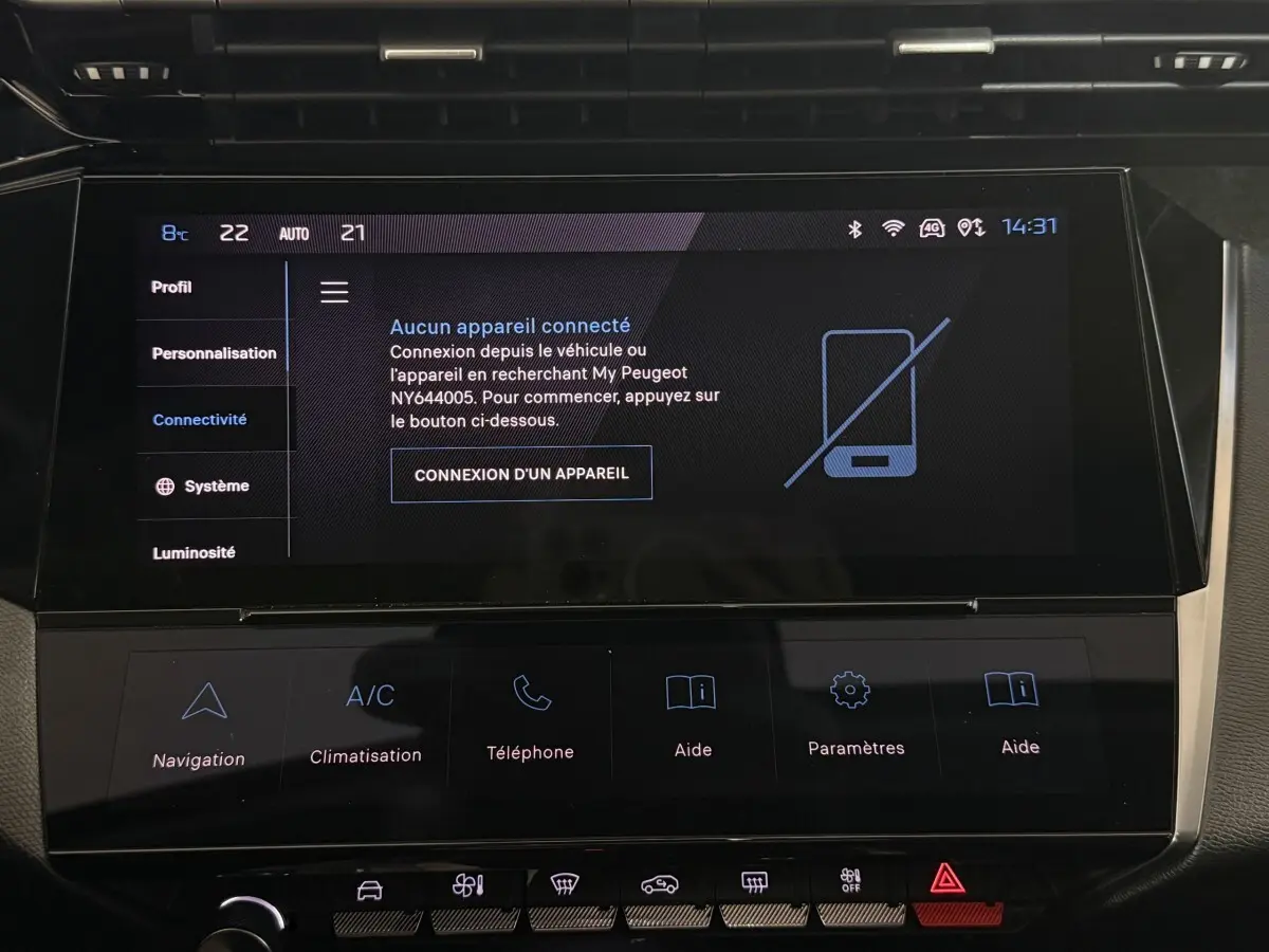 Écran tactile central de la Peugeot 308 PureTech 130 2023 affichant le menu connectivité et climatisation.