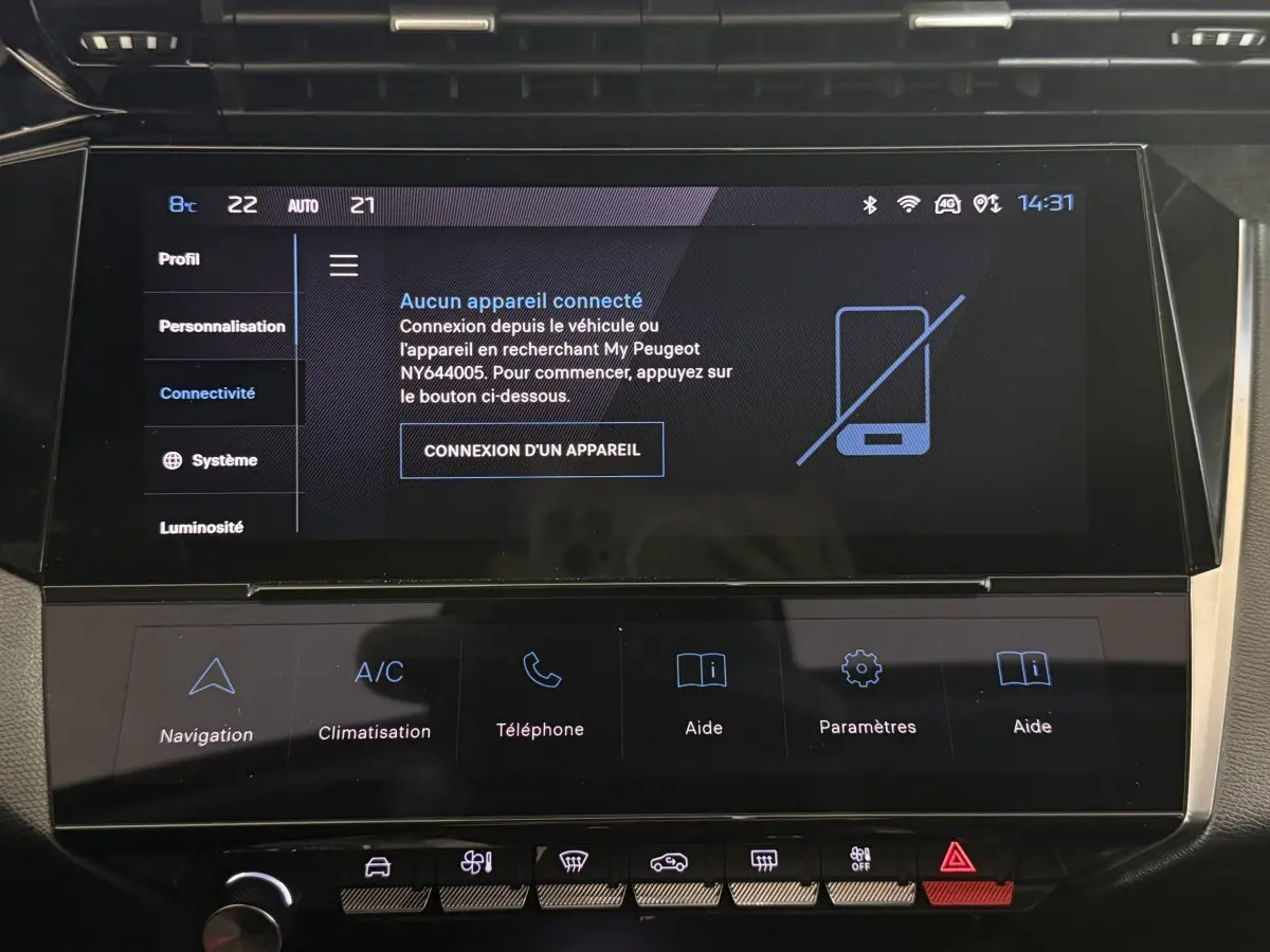 Écran tactile central du tableau de bord de la Peugeot 308 bleu, affichant le menu connectivité sans appareil connecté.