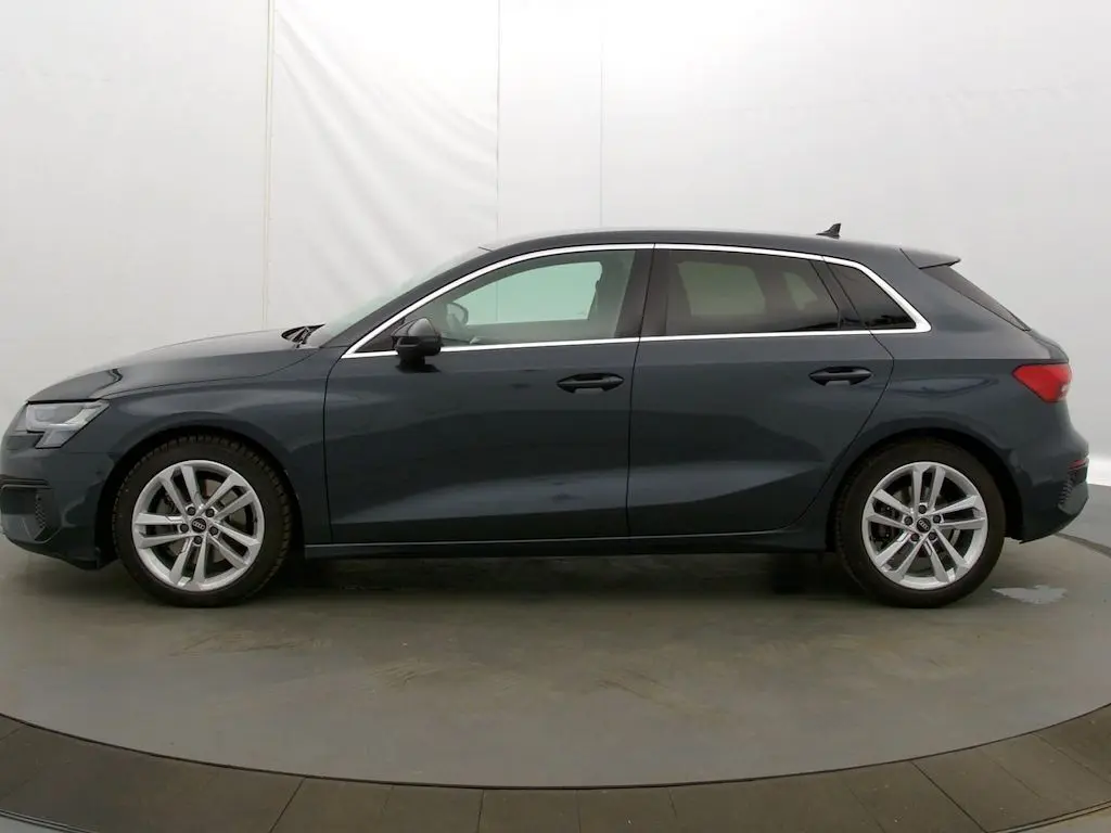 Profil côté gauche d'une Audi A3 Sportback 2021 gris Manhattan avec jantes alliage et vitres teintées.