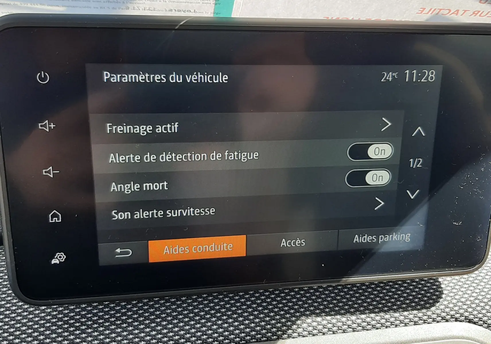 Écran tactile central du tableau de bord de la Dacia Sandero Stepway 2025 affichant les aides à la conduite.