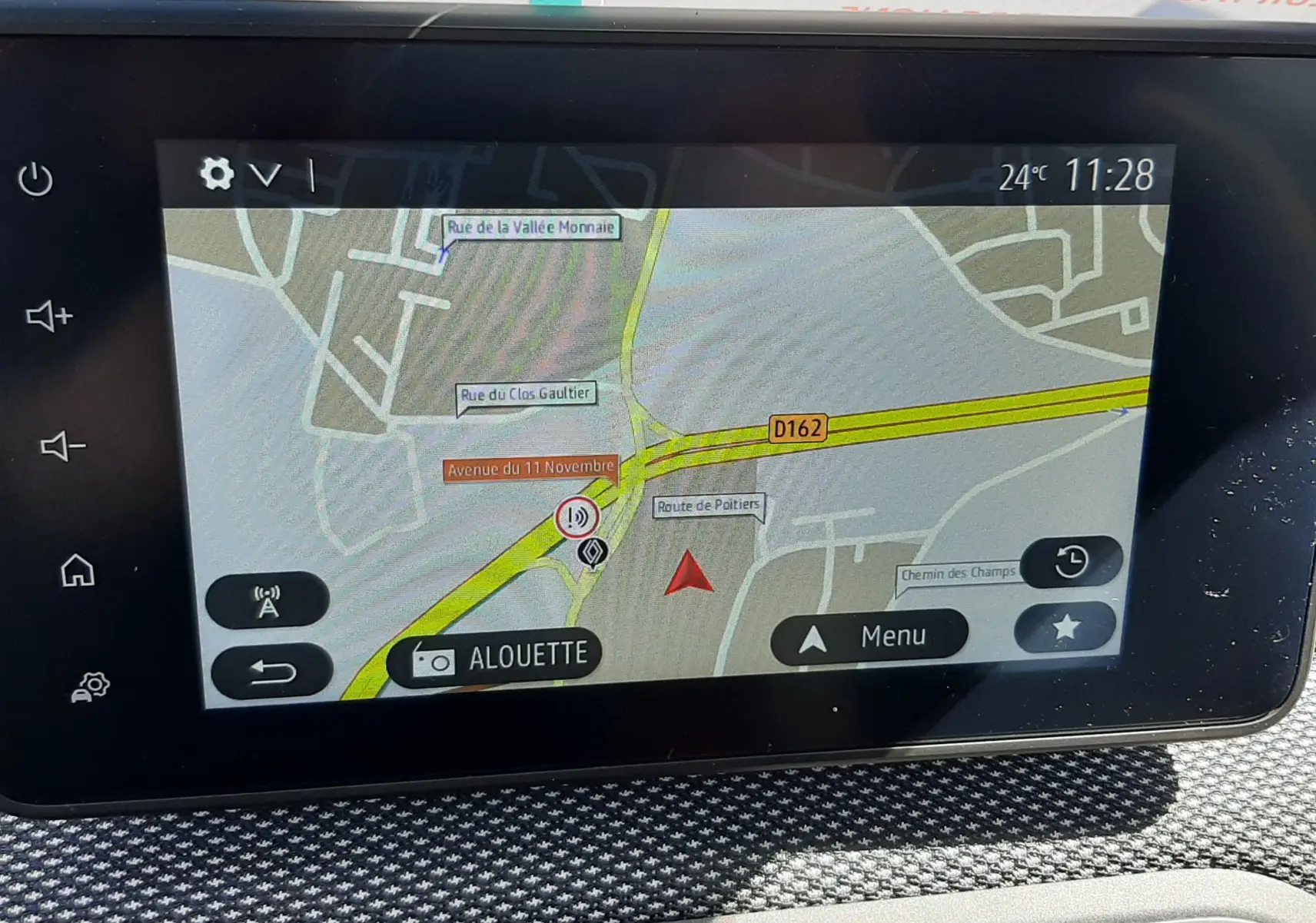 Écran tactile central affichant la navigation GPS dans une Dacia Sandero Stepway gris schiste, vue intérieure.
