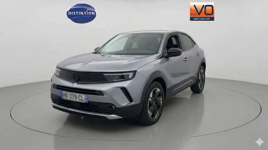 Opel Mokka électrique gris en 3/4 avant droit, avec jantes alliage 17 pouces et vitres surteintées.