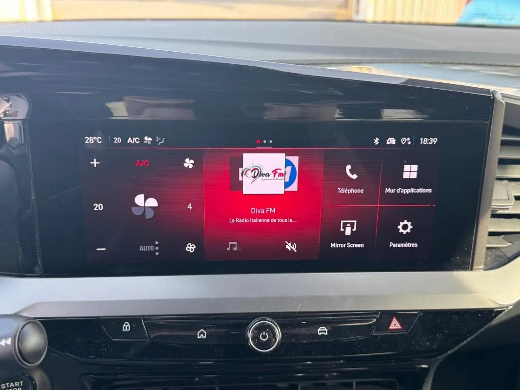 Écran tactile central de l’Opel Mokka électrique 2025 affichant la radio et les commandes climatisation.