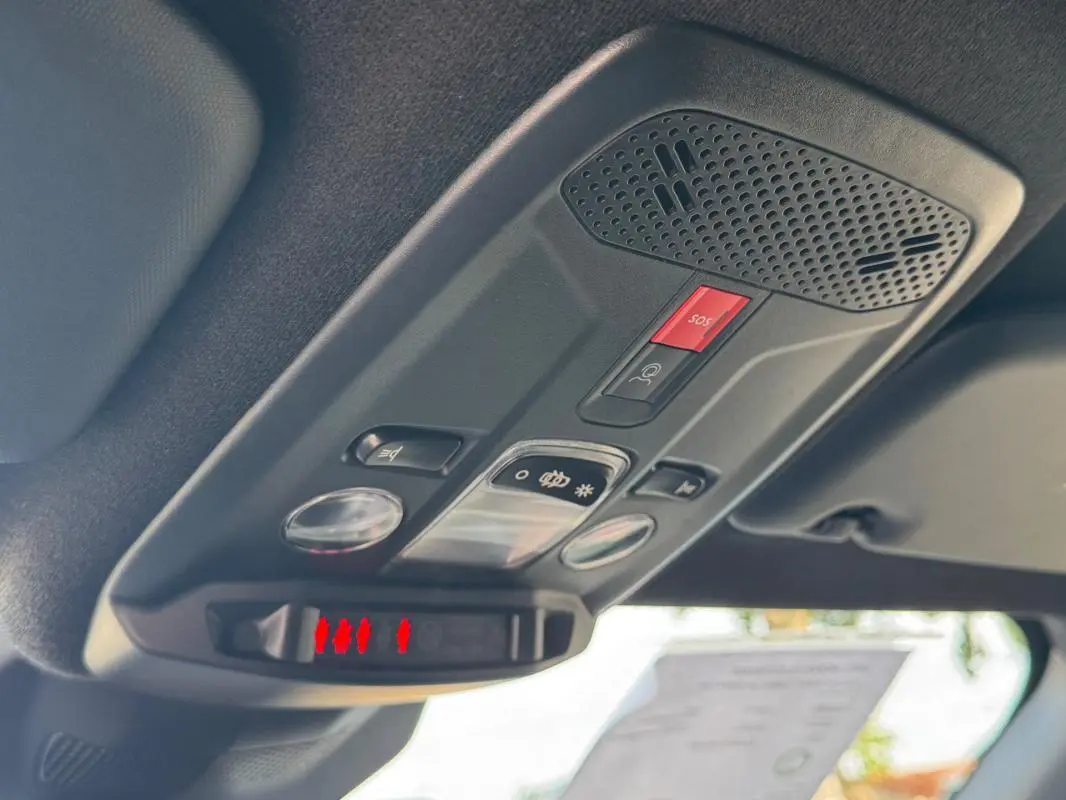 Vue intérieure en plongée sur le panneau de commandes au plafond du toit d’un Opel Mokka électrique gris 2025.