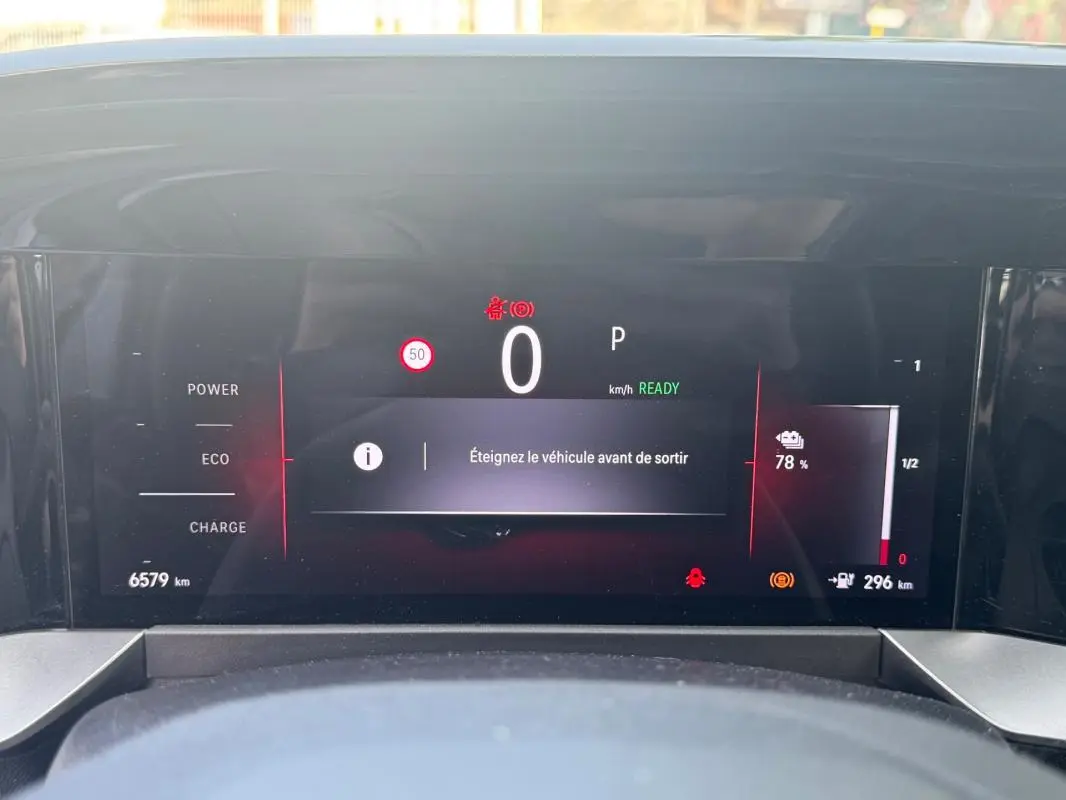 Affichage numérique du tableau de bord de l’Opel Mokka électrique 2025, montrant l’autonomie et la vitesse à l’arrêt.