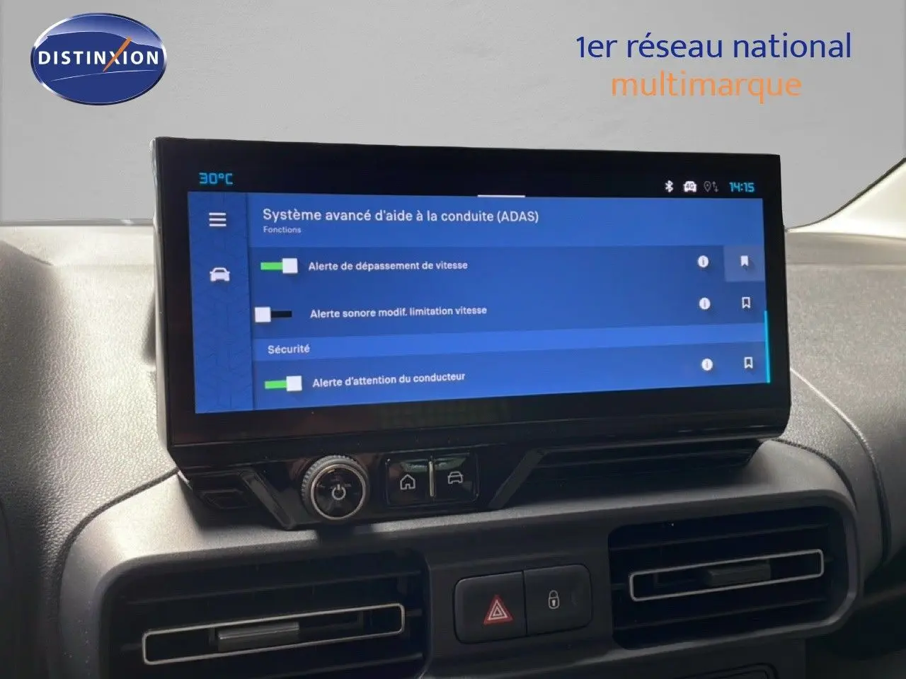 Écran tactile central affichant le système d'aide à la conduite dans l'habitacle noir du Citroën Berlingo gris Artense.