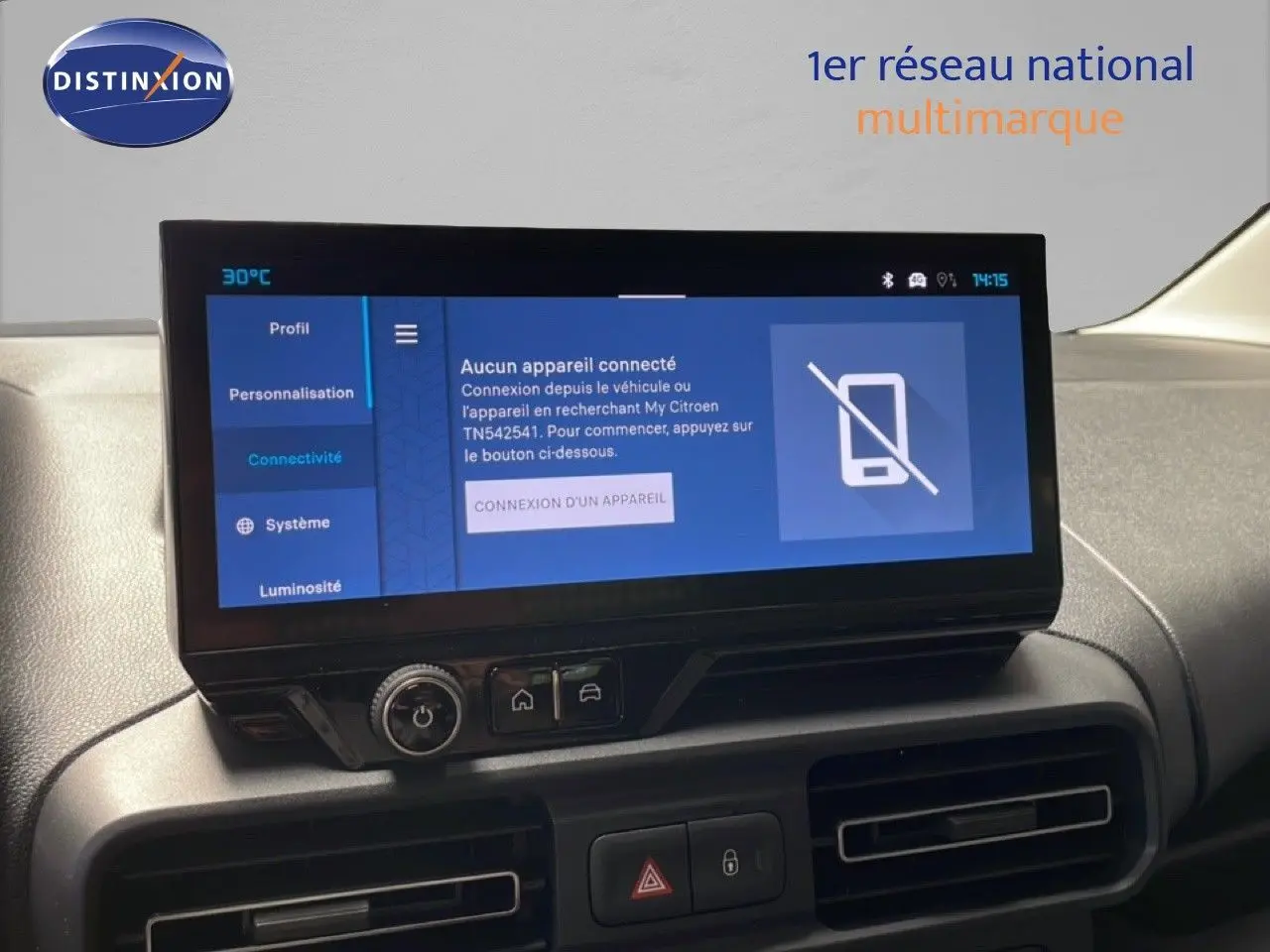 Écran tactile central du tableau de bord du Citroën Berlingo gris Artense, affichant le menu connectivité.