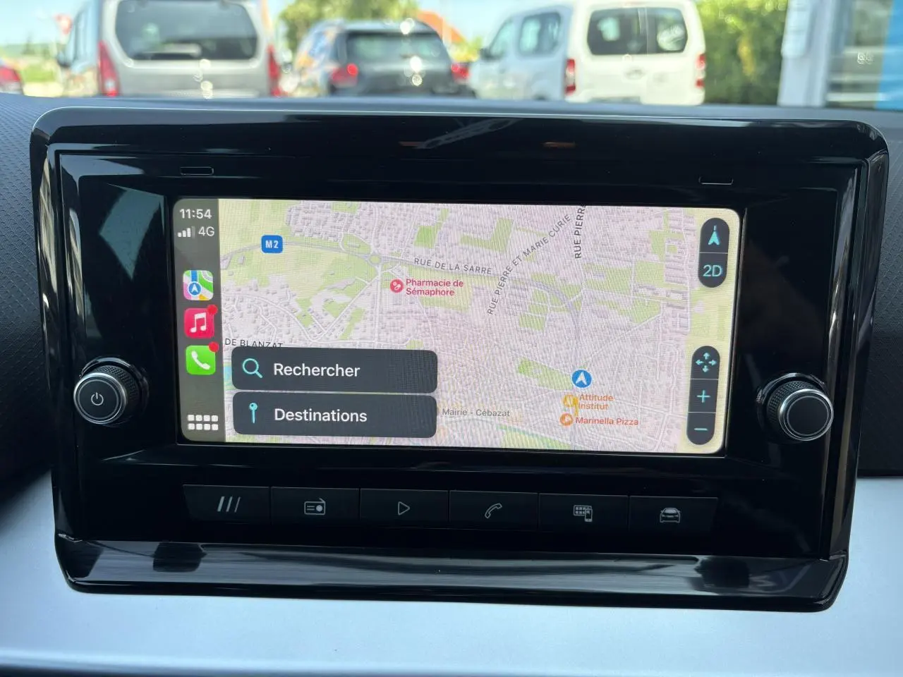 Écran tactile central du SEAT Arona 2024 affichant une carte de navigation avec options de recherche et destinations.