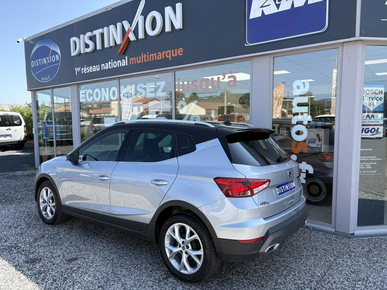 SEAT Arona 2024 GRS en 3/4 arrière côté droit, toit noir contrastant et jantes alliage 16 pouces visibles.