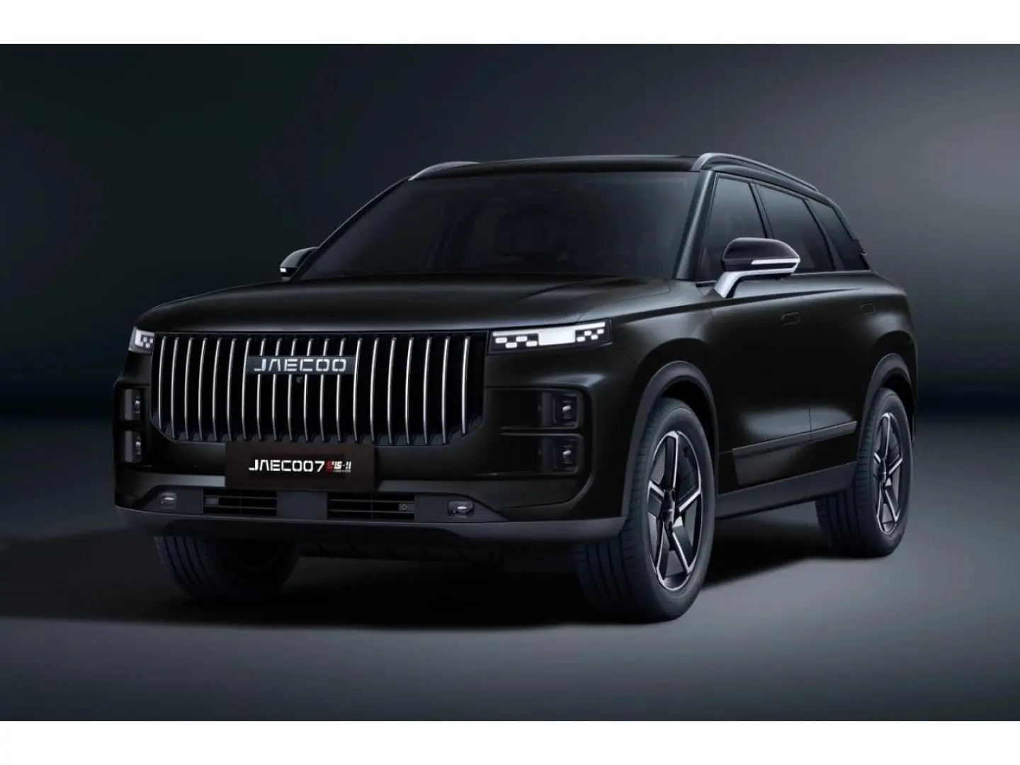 JAECOO J7 noir Crystal en 3/4 avant droit, avec calandre verticale distinctive et jantes alu modernes.