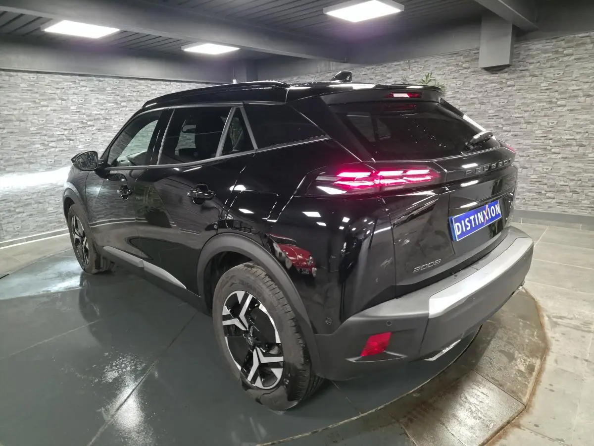Vue 3/4 arrière droite du Peugeot 2008 noir avec feux arrière LED 3 griffes et jantes alliage bi-ton.