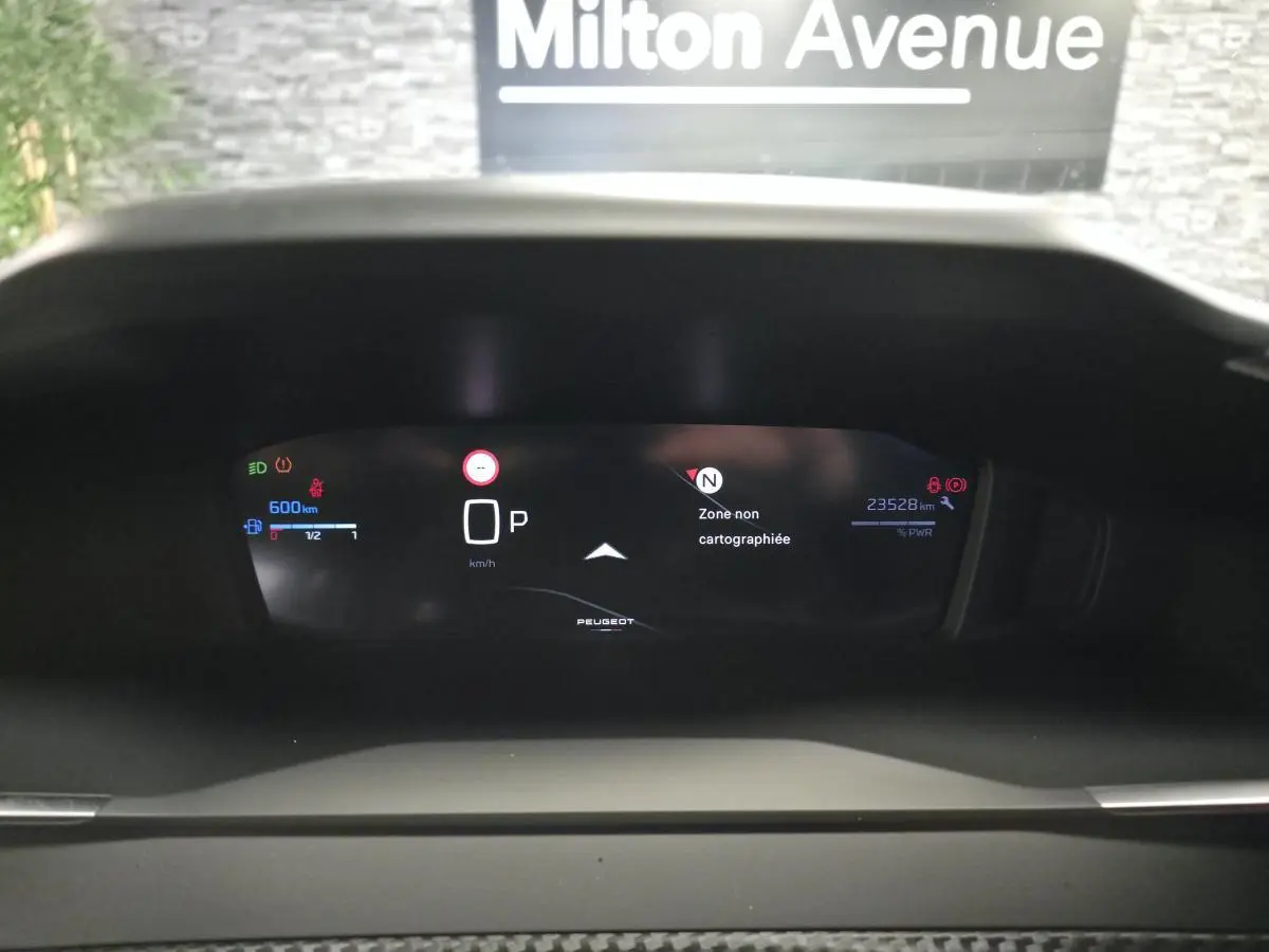 Tableau de bord numérique de Peugeot 2008 1.2i Hybrid, affichage central avec indication de zone non cartographiée.