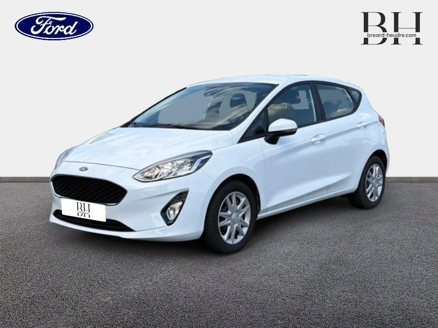 Ford Fiesta blanc glacier vue 3/4 avant droit, avec calandre noire et jantes argentées.