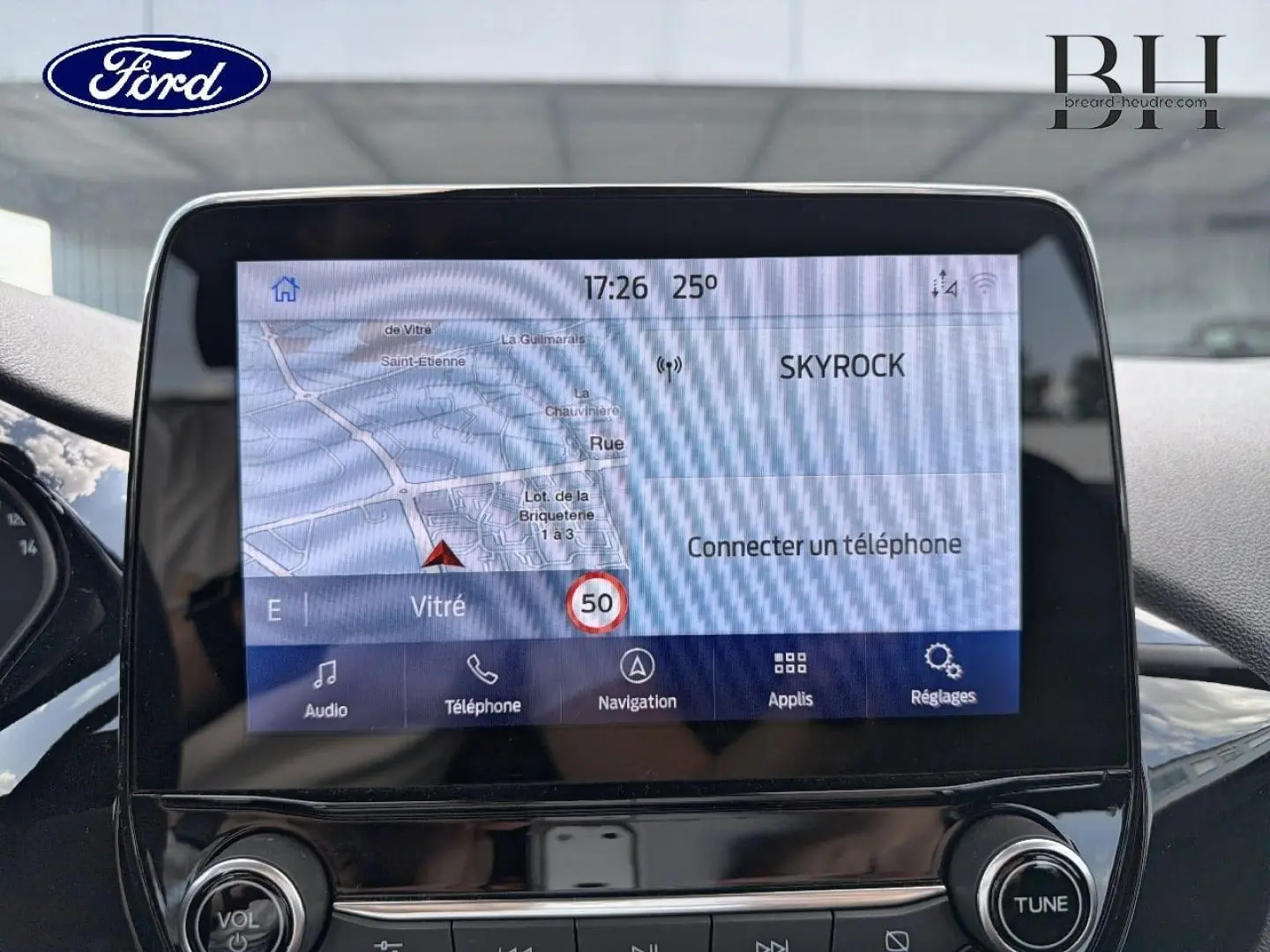 Écran tactile du système de navigation de la Ford Fiesta 2020, vue centrée sur la cartographie et les options connectées.