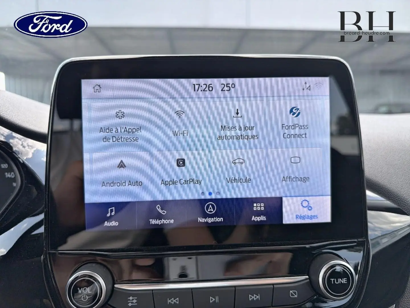 Écran tactile central de la Ford Fiesta blanc Glacier 2020 affichant les options connectivité et réglages.