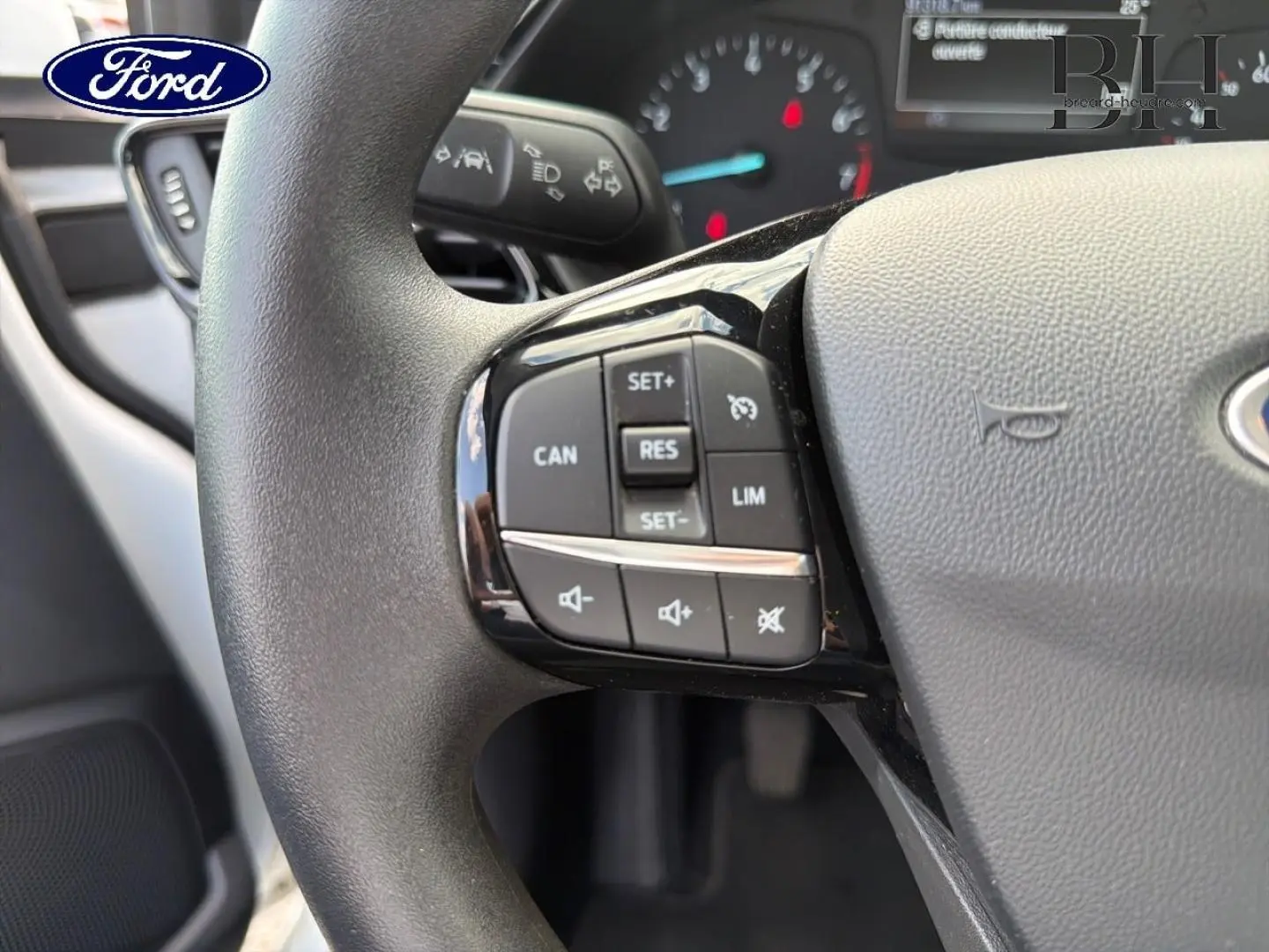 Gros plan sur le volant noir de la Ford Fiesta 2020, montrant les commandes de régulateur de vitesse et audio.
