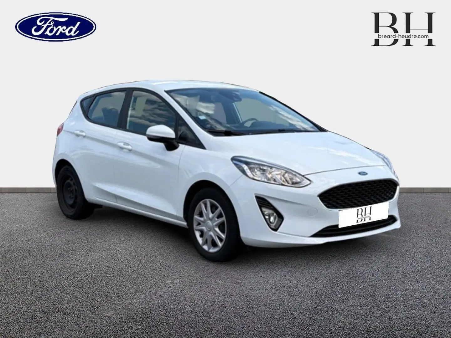 Vue 3/4 avant droite d'une Ford Fiesta blanche Glacier avec jantes différentes à l'avant et à l'arrière.