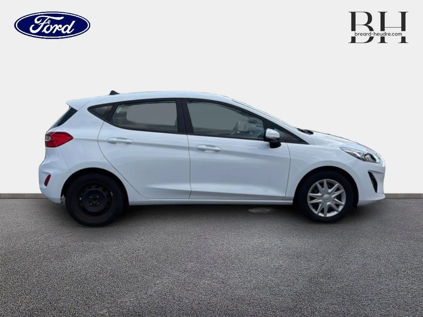 Vue latérale gauche d'une Ford Fiesta blanche Glacier de 2020 avec jante acier arrière et enjoliveur avant.