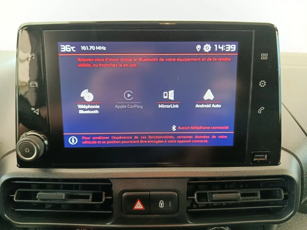 Écran tactile central du tableau de bord du Citroën Berlingo blanc, affichant options Bluetooth et connectivité smartphone.