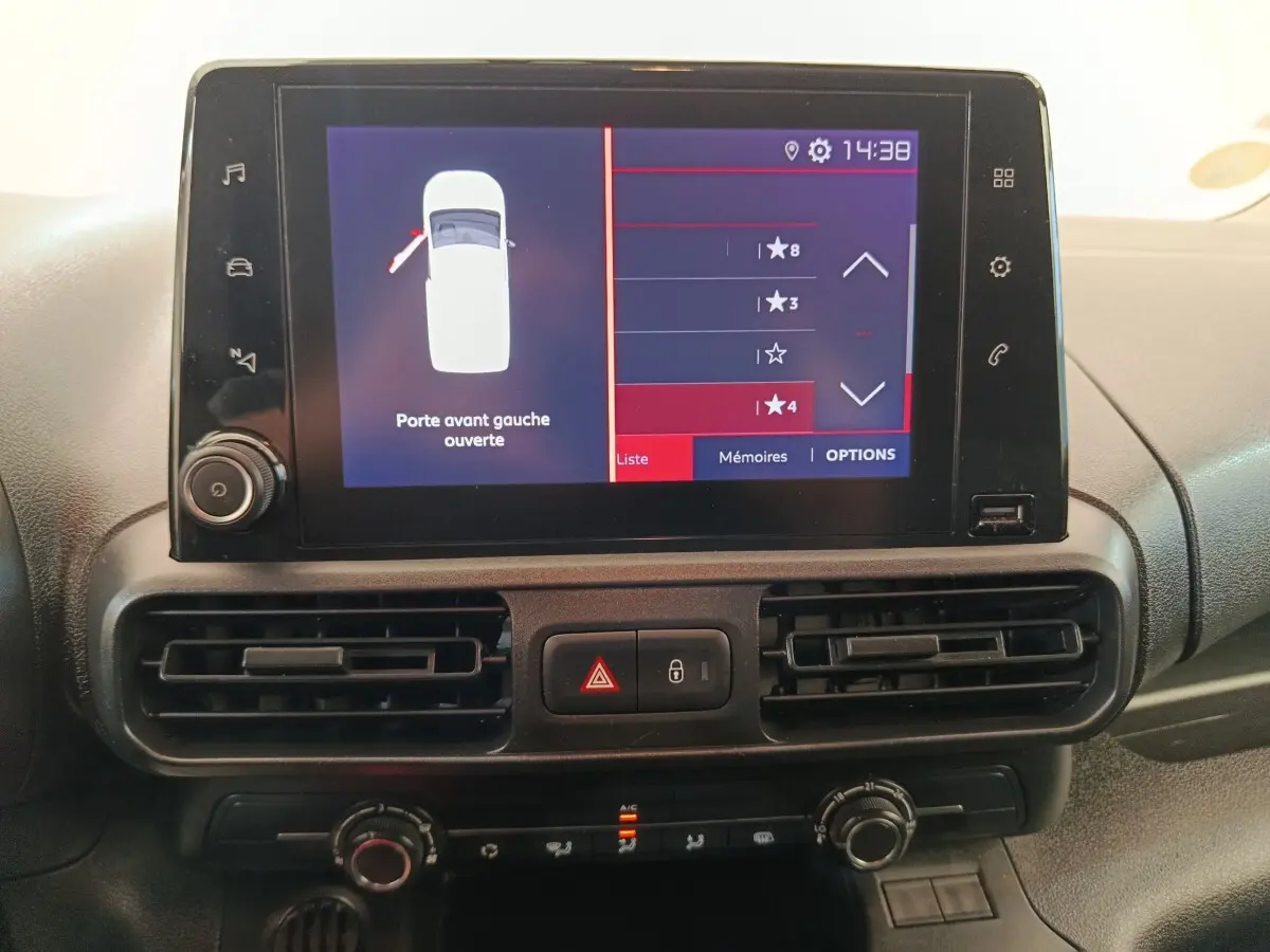 Écran central tactile du tableau de bord du Citroën Berlingo 2022 affichant l'alerte porte avant gauche ouverte.