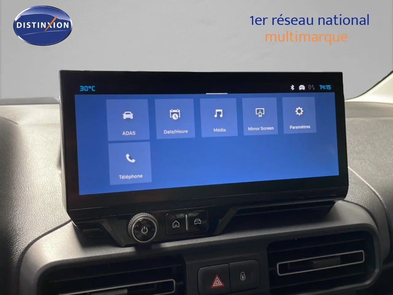 Vue intérieure du tableau de bord du Citroën Berlingo 2026, écran tactile central allumé, ambiance moderne et épurée.