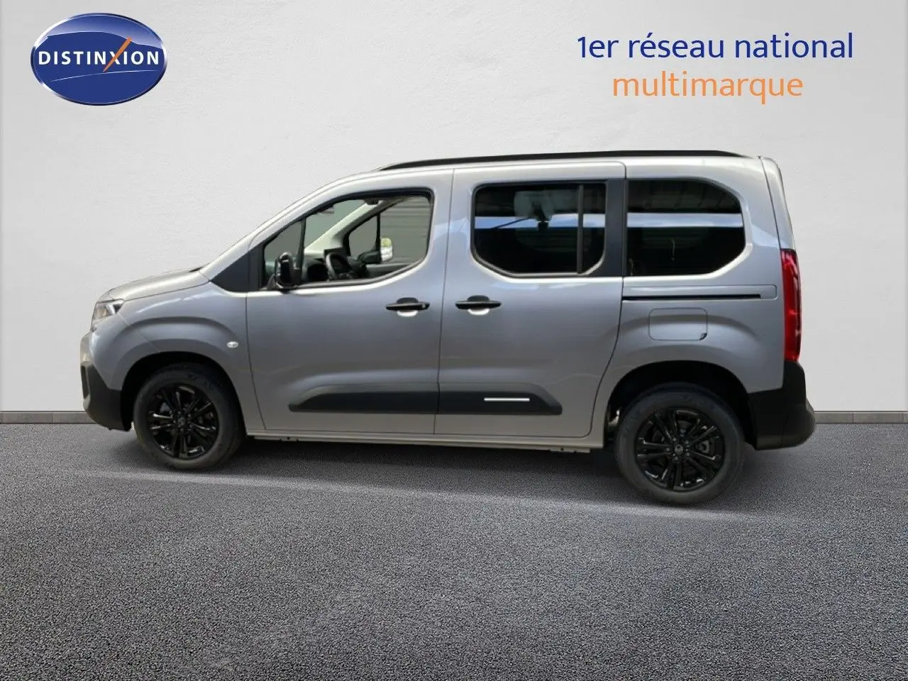 Profil droit d’un Citroën Berlingo gris Artense 2026 avec jantes noires et vitres teintées, en arrière-plan neutre.