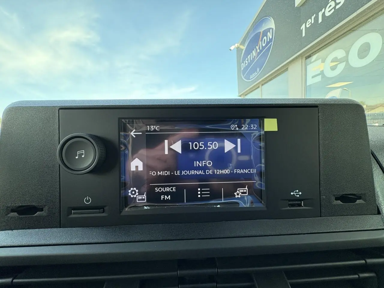 Écran tactile central 10 pouces du tableau de bord de l'Opel Vivaro blanc, affichant une radio FM.