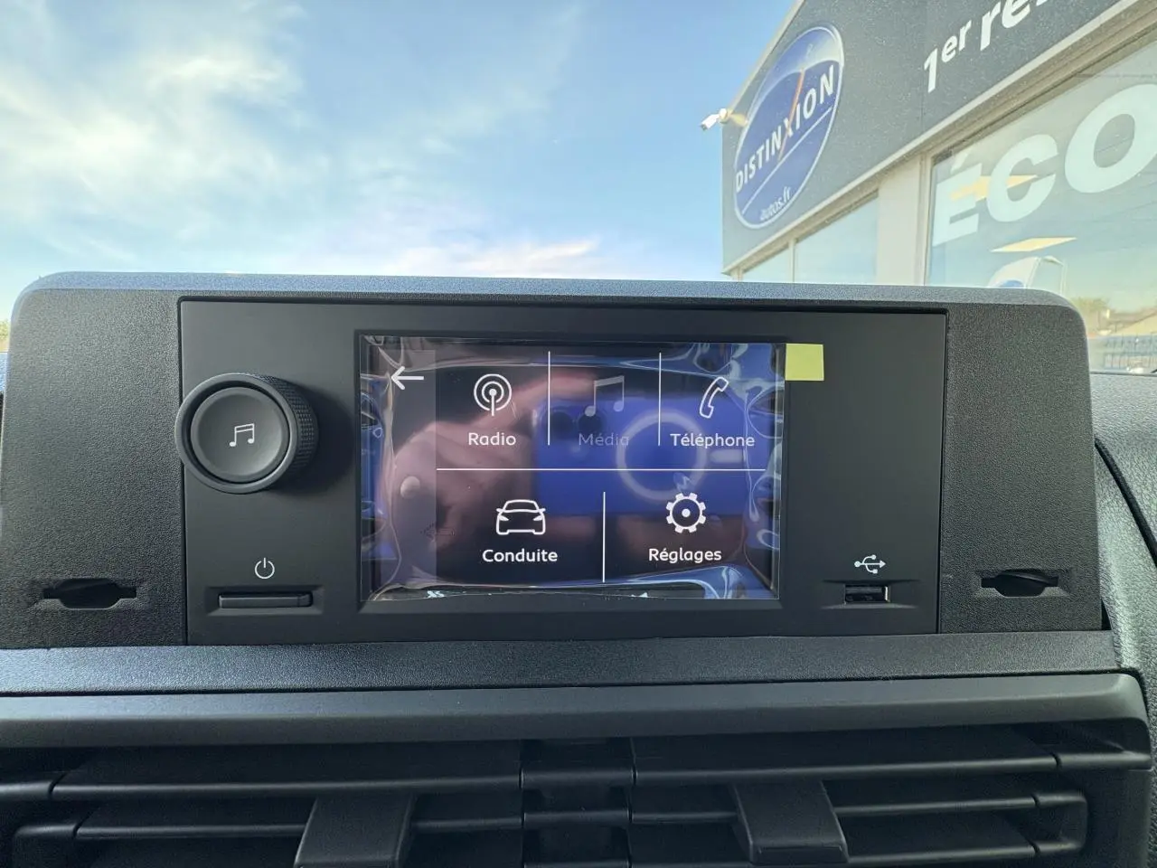 Écran tactile central 10 pouces de l'Opel Vivaro 2024 affichant les options Radio, Média, Téléphone, Conduite et Réglages.