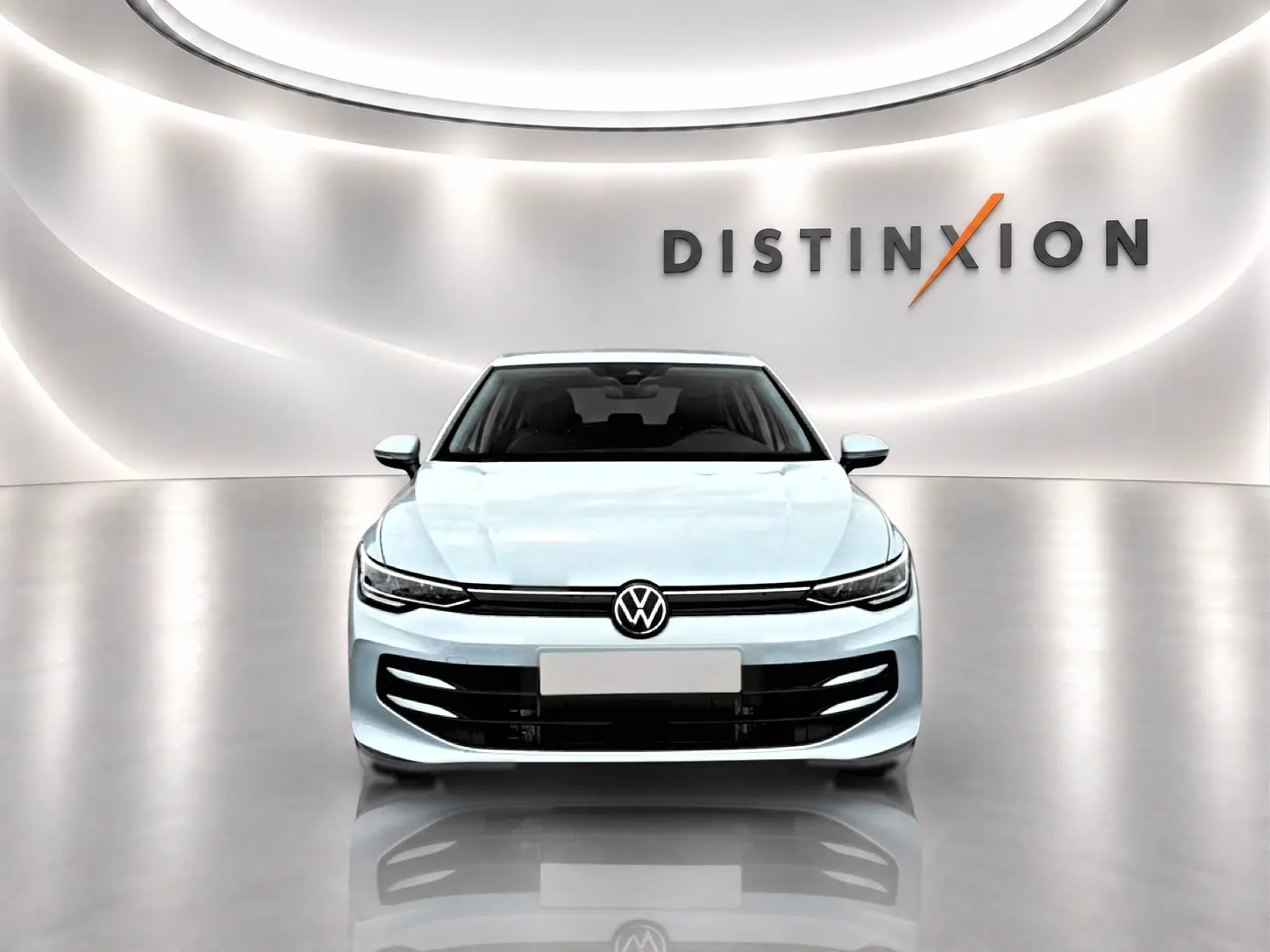 Volkswagen Golf 1.5 ETSI evo2 bleu glacier vue de face dans un showroom lumineux avec logo Distinxion.