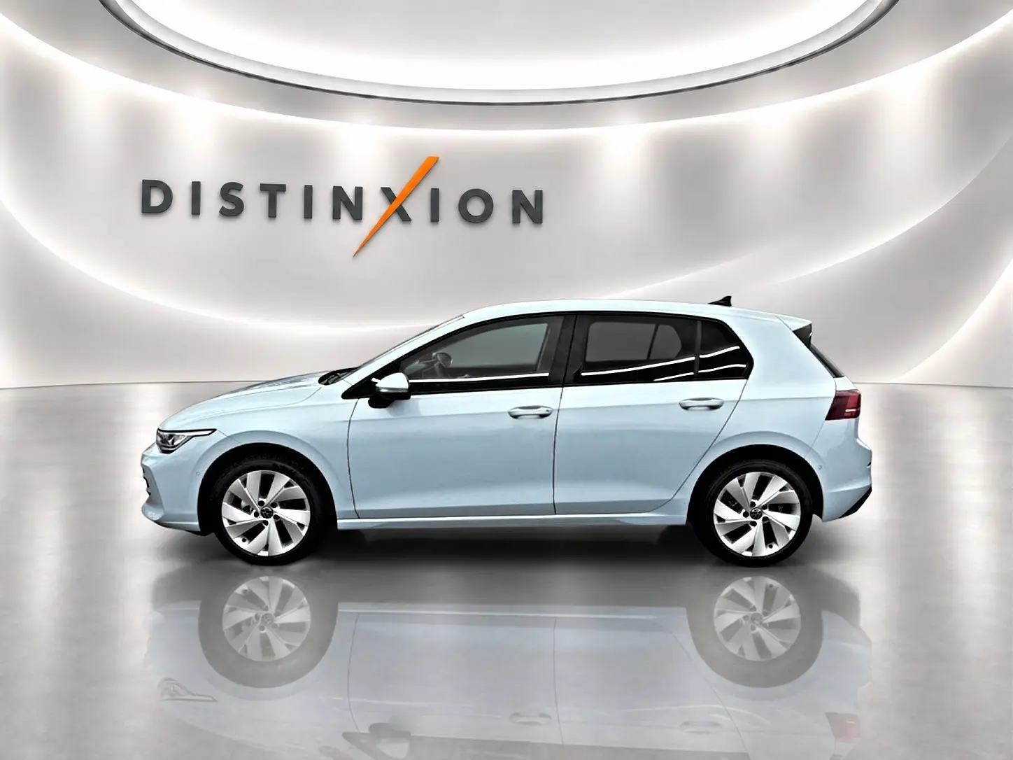 Profil droit d'une Volkswagen Golf 1.5 eTSI evo2 bleu glacier dans un showroom lumineux avec reflet au sol.