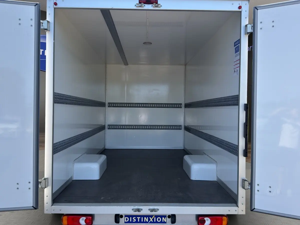 Vue arrière intérieure du Renault Master blanc 2024, montrant la grande caisse de chargement vide et ses parois lisses.