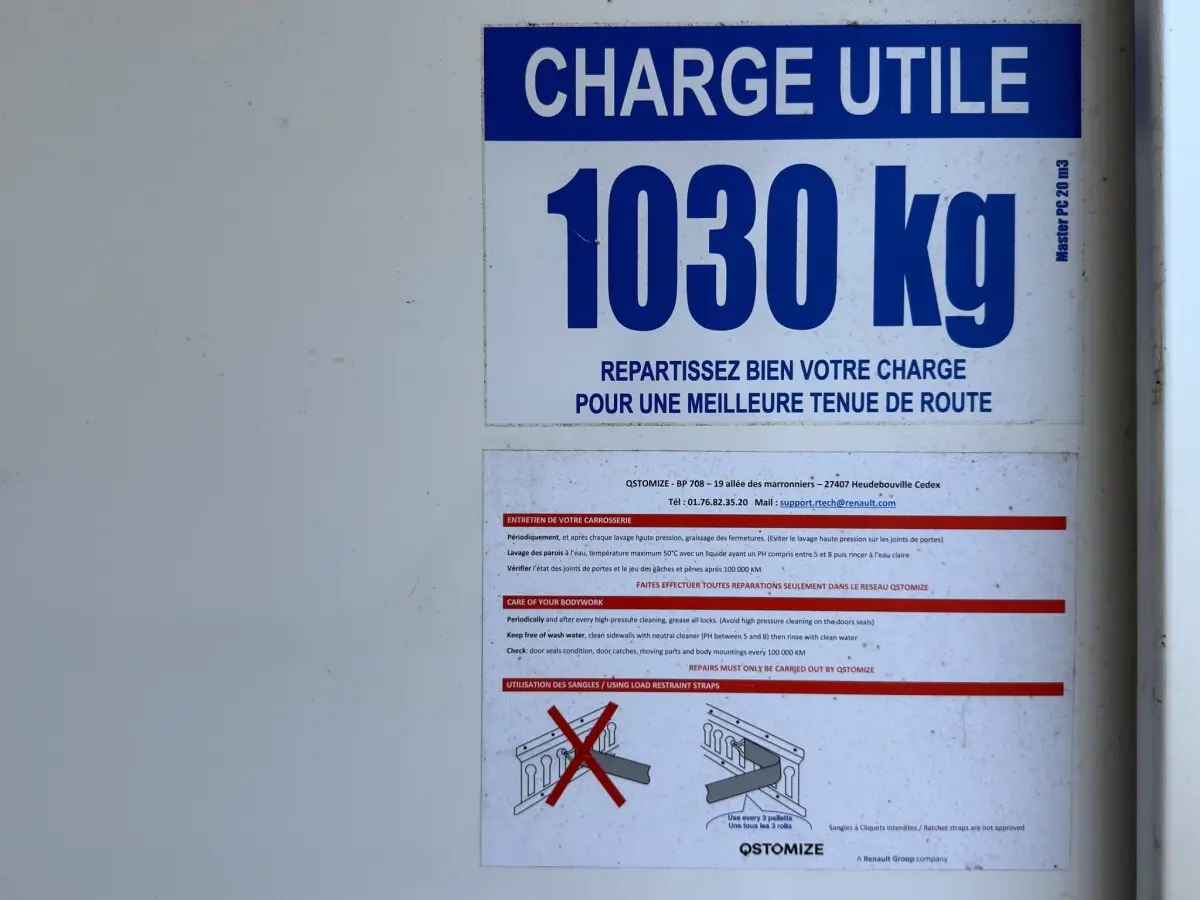Panneau de charge utile 1030 kg sur la caisse blanche d’un Renault Master utilitaire, vue rapprochée et frontale.
