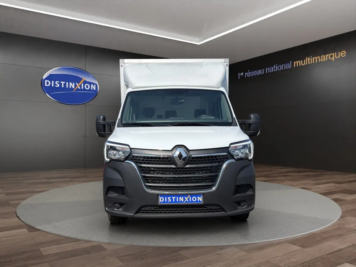Vue de face d’un utilitaire Renault Master blanc avec calandre noire et grands rétroviseurs extérieurs noirs.