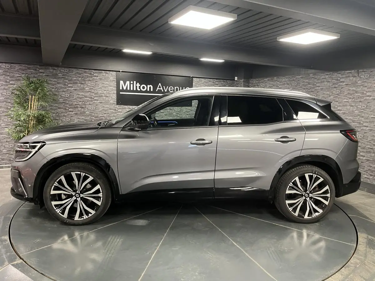 Profil côté gauche du Renault Austral gris schiste 2024 avec jantes alliage 20 pouces et toit panoramique fixe.