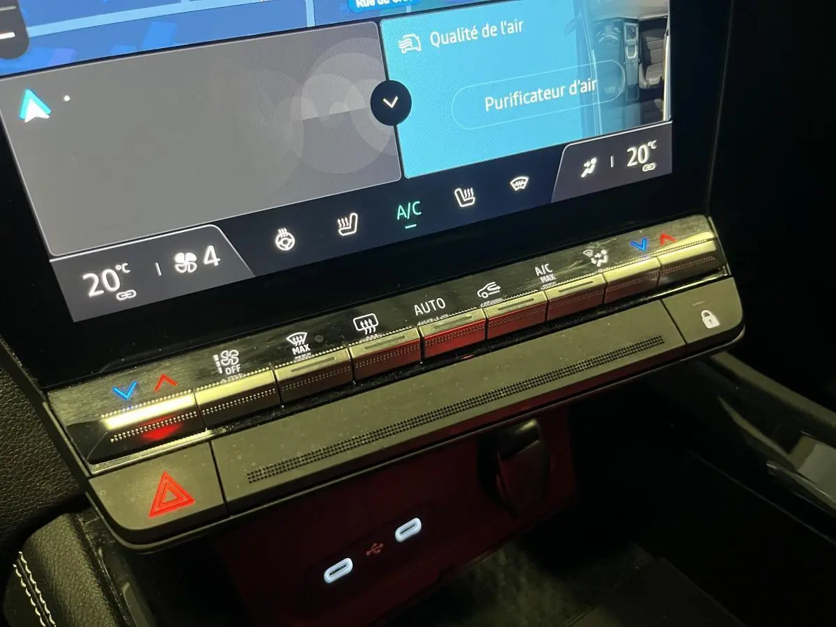 Vue rapprochée du tableau de bord tactile et des commandes de climatisation du Renault Austral gris 2024.