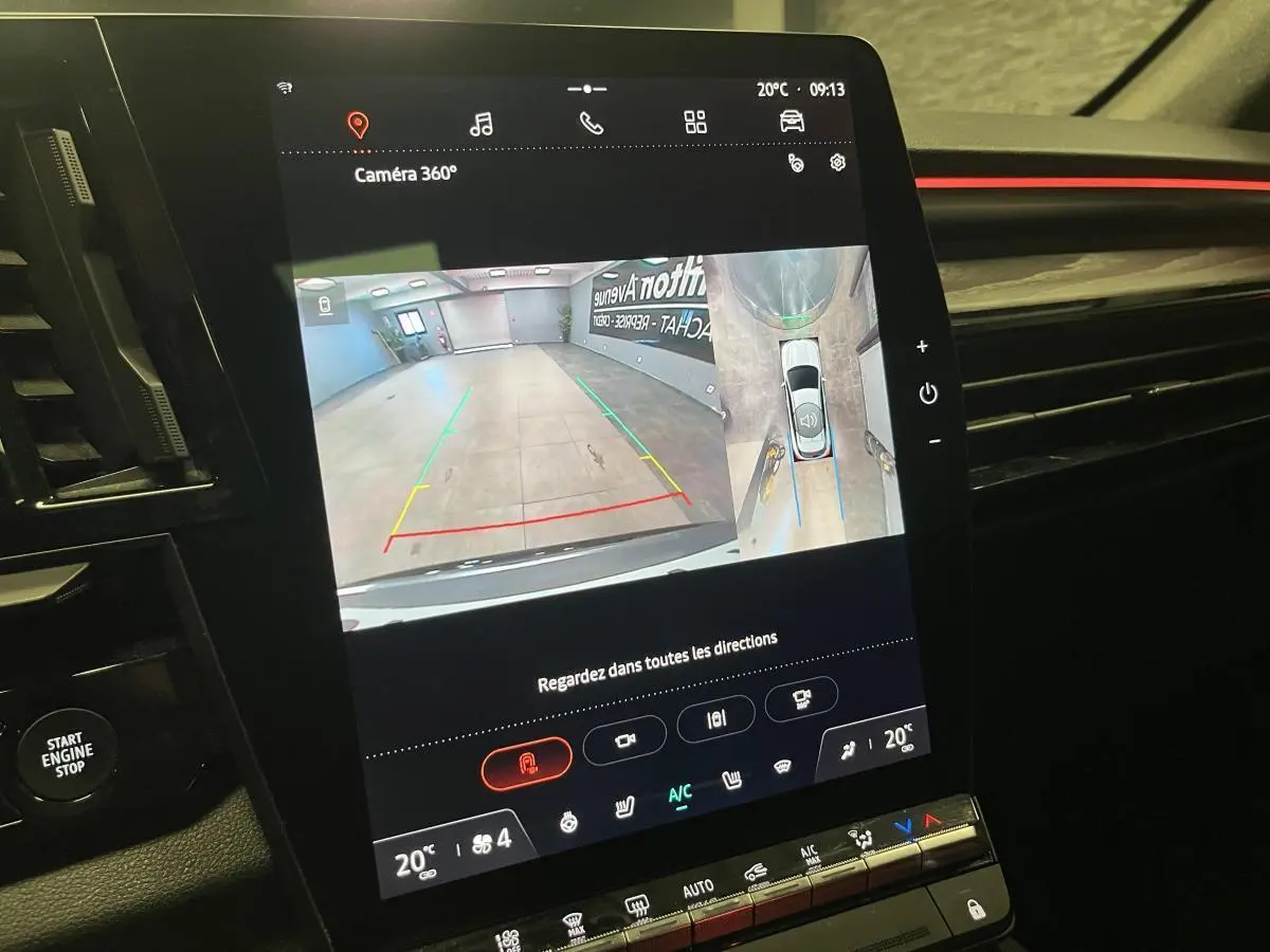 Écran central affichant la caméra 360° du Renault Austral 2024, intérieur noir avec touches tactiles et bouton start.