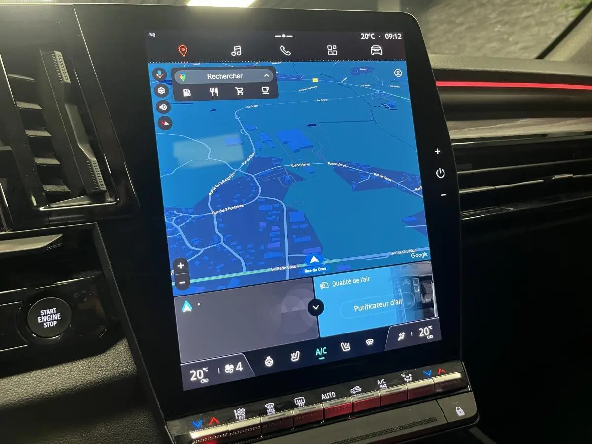 Écran tactile vertical du système multimédia Open R Link dans le tableau de bord du Renault Austral gris 2024.