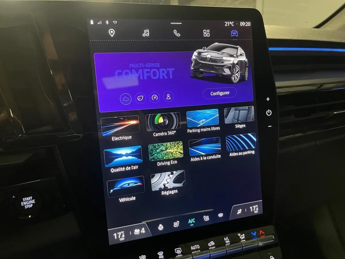 Écran tactile central du tableau de bord du Renault Austral gris, affichant les options de conduite et confort.