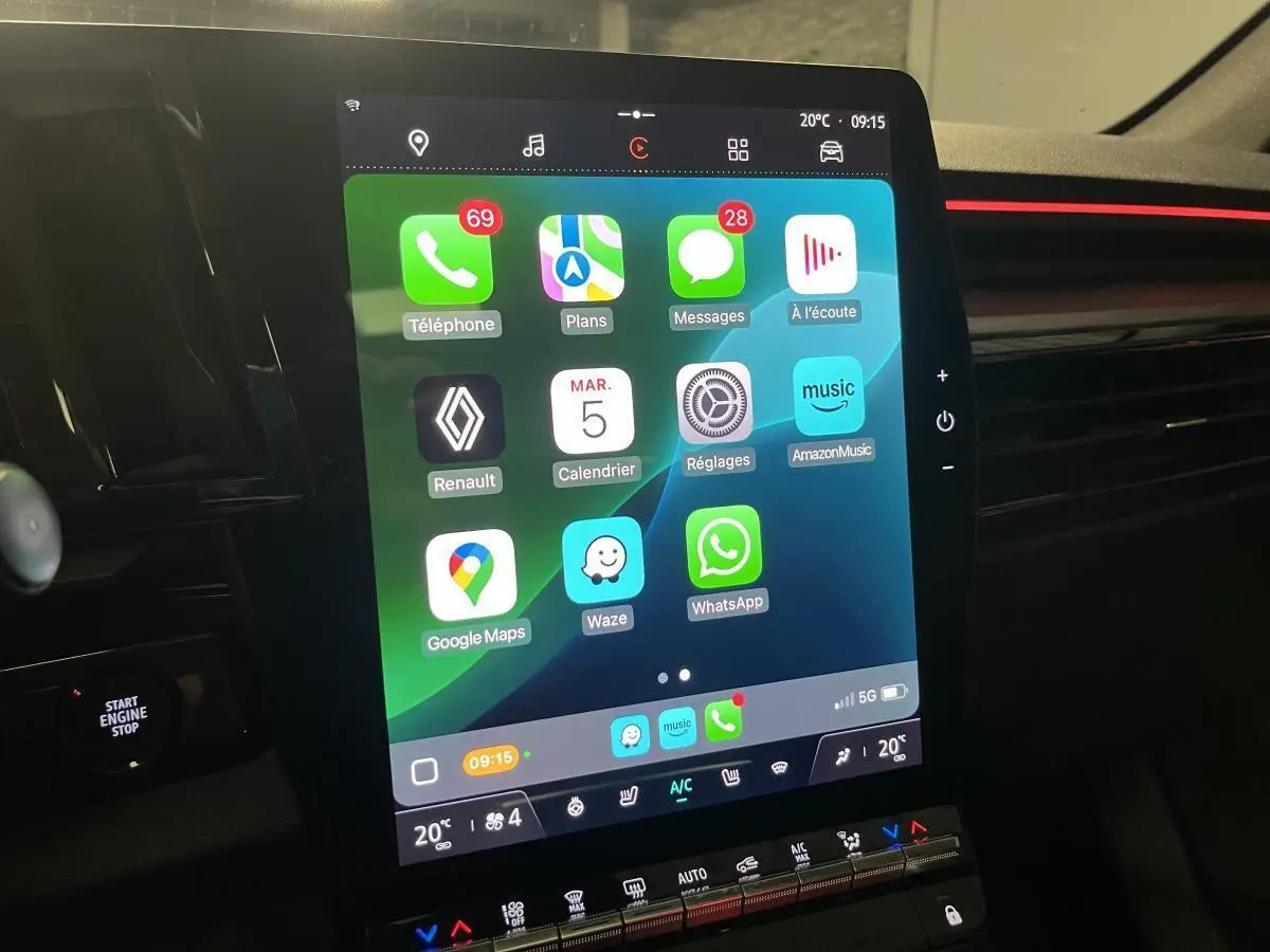 Vue rapprochée de l’écran tactile central du Renault Austral gris avec interface Apple CarPlay affichée.