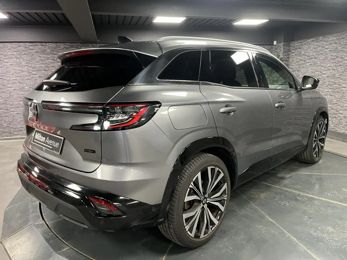 Renault Austral gris en 3/4 arrière droit, avec jantes alliage 20 pouces et toit noir panoramique.