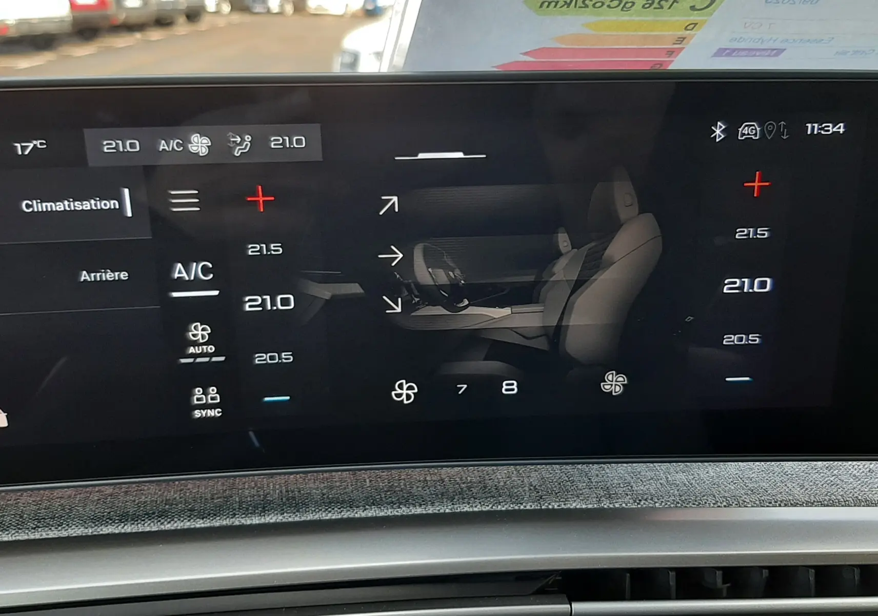 Écran tactile intérieur du Peugeot 5008 III Bleu Ingaro, affichant la climatisation et les réglages de ventilation.