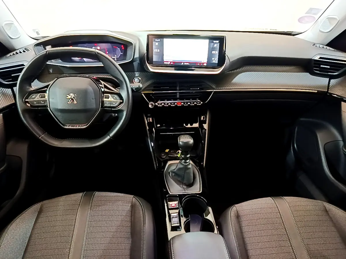 Intérieur noir du Peugeot 2008 PureTech 130, vue frontale sur le volant cuir, tableau de bord digital et écran tactile central.