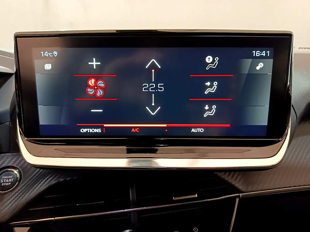 Écran tactile central affichant la climatisation à 22,5°C dans l’habitacle noir d’un Peugeot 2008 2021.