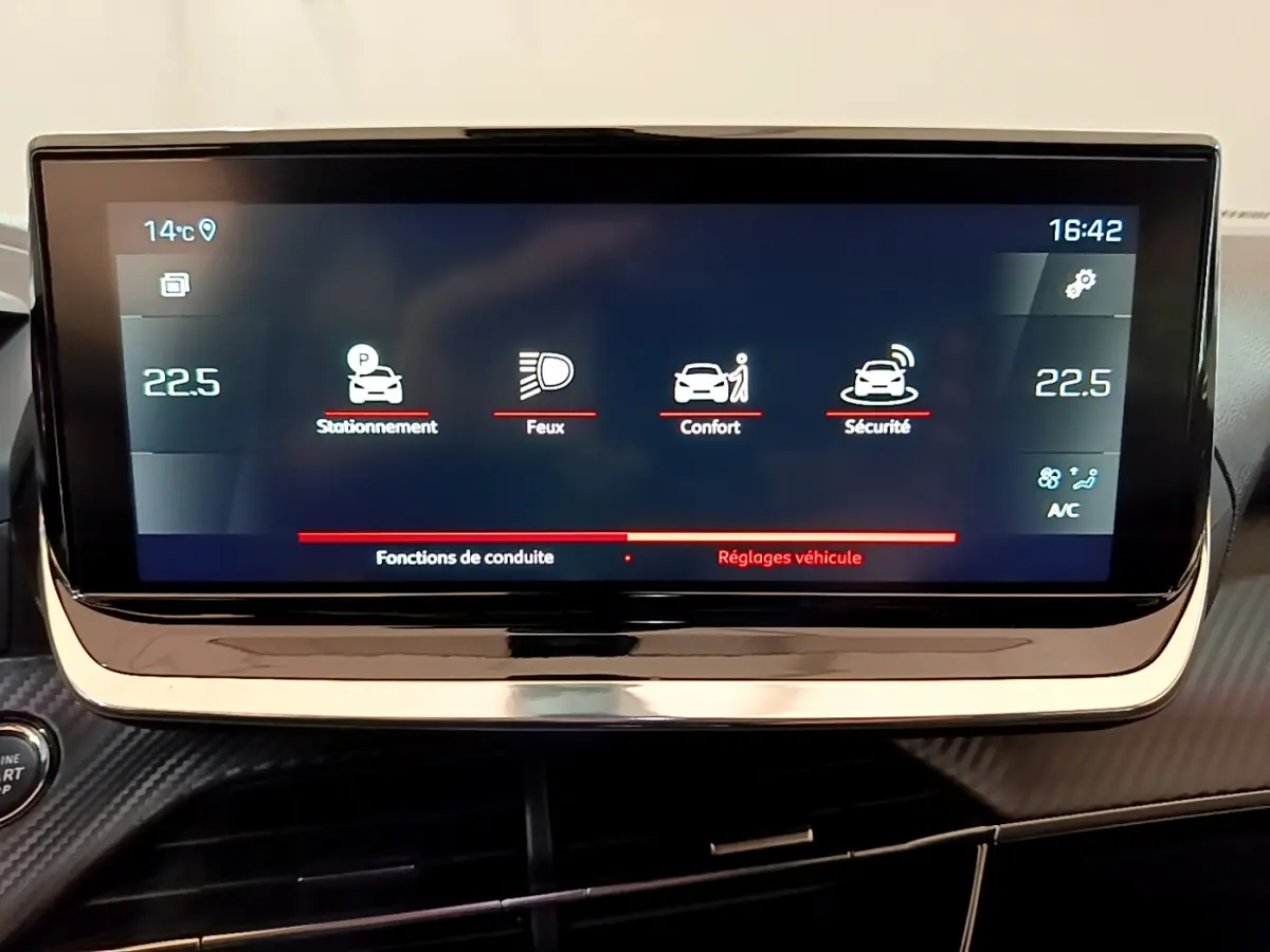 Écran tactile 10 pouces du tableau de bord du Peugeot 2008 noir, affichant les réglages de conduite et température.