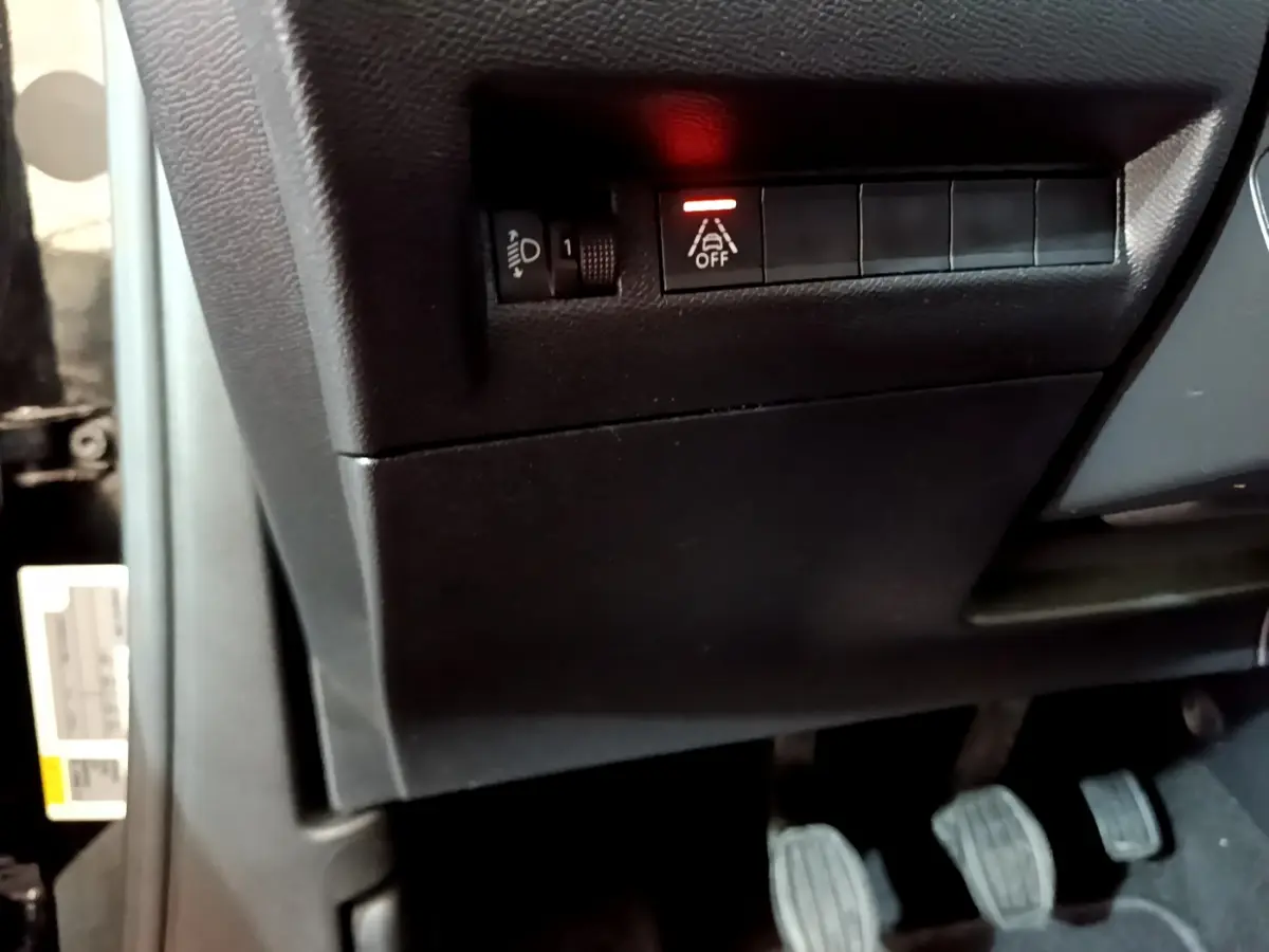 Gros plan sur les commandes noires côté gauche sous le tableau de bord du Peugeot 2008 PureTech 130 S&S Allure Business.