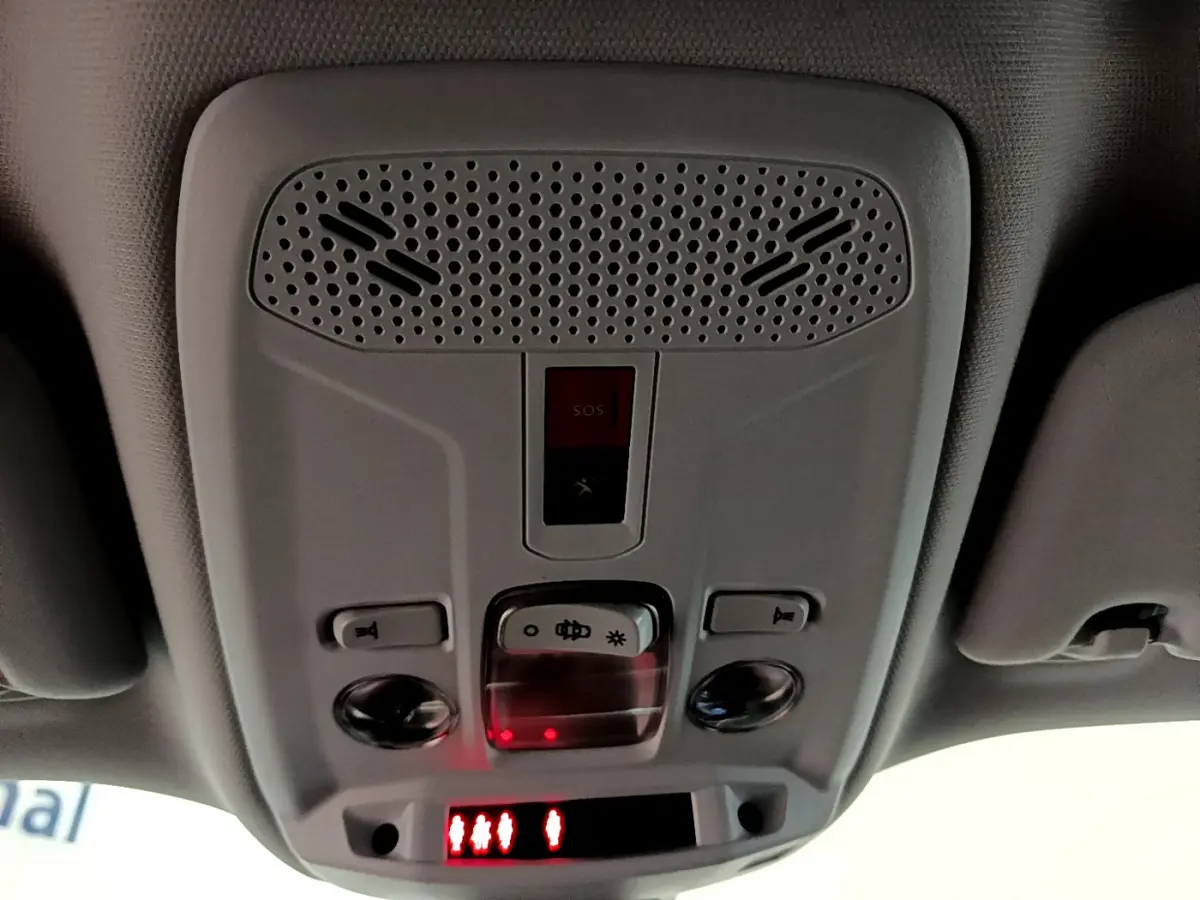 Plafonnier intérieur avec commandes d'éclairage et bouton SOS, vue en gros plan dans un Peugeot 2008 noir 2021
