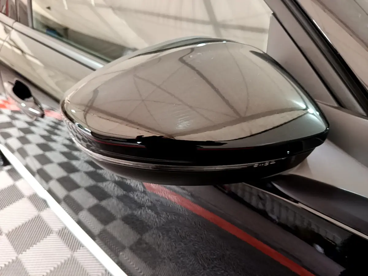 Rétroviseur noir brillant côté gauche du Peugeot 2008 PureTech 130 S&S Allure Business 2021, reflet de plafond visible.