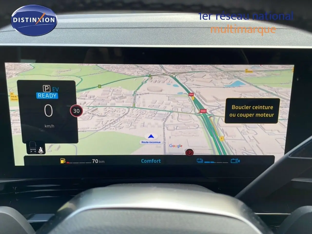 Vue rapprochée de l’écran multimédia du Renault Espace gris schiste, affichant la navigation GPS et les alertes de conduite.