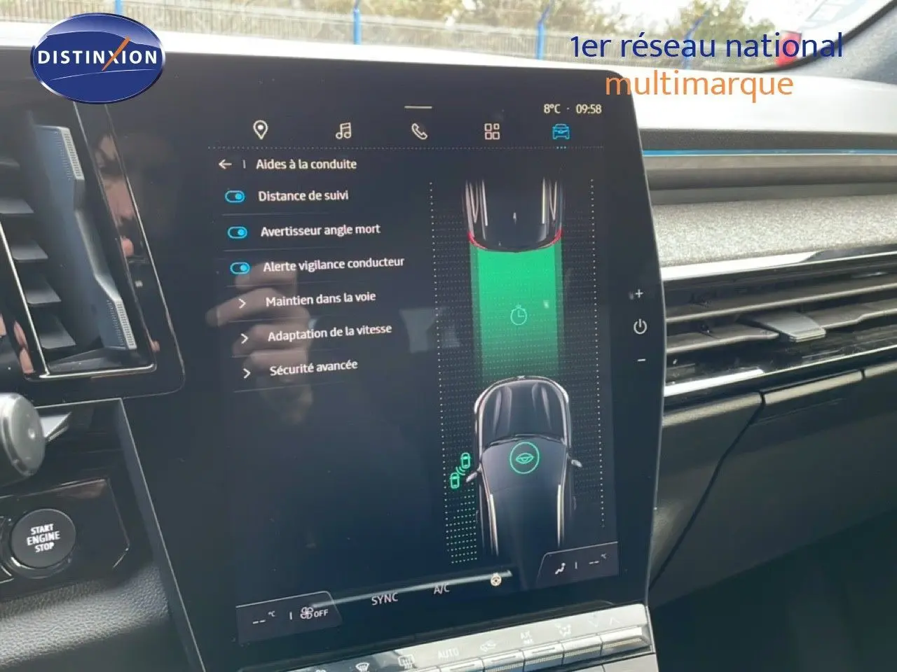 Écran tactile central du Renault Espace 2024 gris schiste, affichant les aides à la conduite dans l’habitacle moderne.